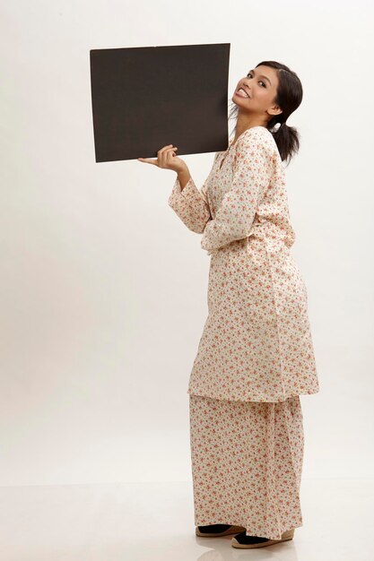 Uczestniczka trzyma haftowany panel